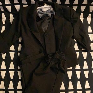Boys 4 piece boys tuxedo